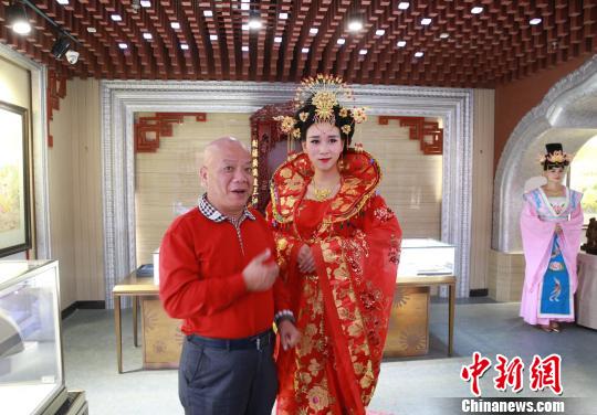 海外华文媒体朋友与身着唐装汉服、佩戴凤冠霞帔的模特合影　刘仁　摄