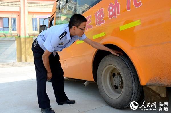 查看轮胎。庞铭 摄