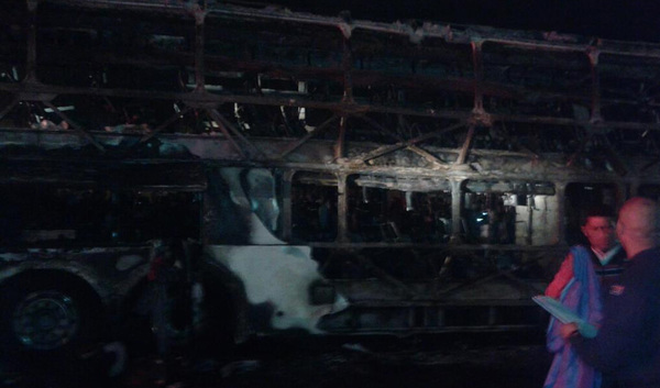 南非开普敦一公交车遭汽油弹袭击 多人伤亡(组
