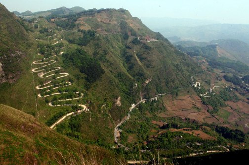 贵州晴隆“24道拐”盘山公路。(陈亚林 摄)