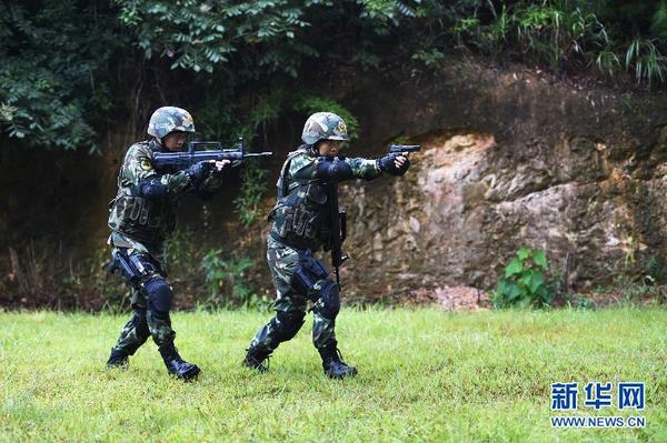 9月15日，维和警察防暴队女队员陈姣姣（右）在反恐技能训练中接近目标。