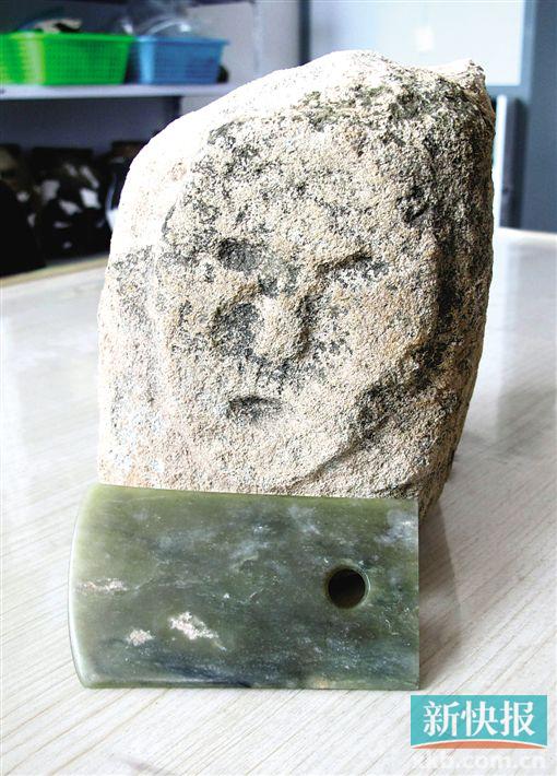 ■最新发现的&ldquo;石雕人面像&rdquo;和玉铲。新华社发