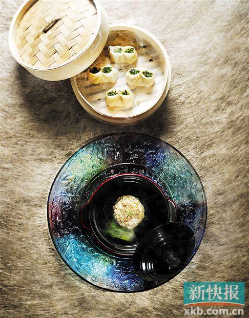 葵花献肉(即狮子头)要经三小时慢炖,猪肉肥瘦均匀,入口即溶。皮薄馅靓点心小饺儿则尽显扬州包点精髓。