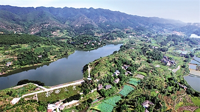 浓爱湖,湖光山色,如水墨画卷。