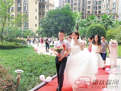 新人王钤、徐晋在小区走上红毯。