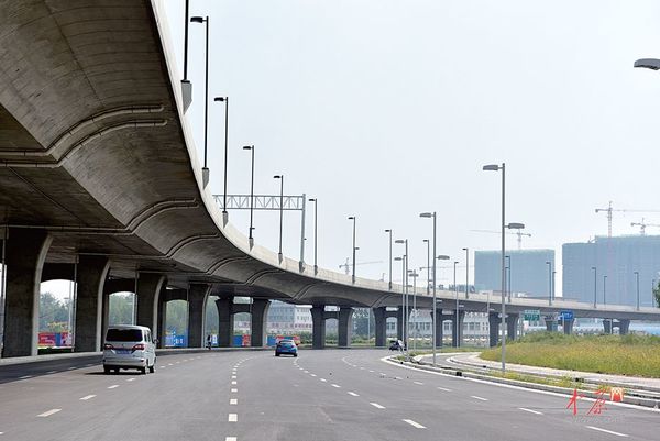 刚修好的沙口路北段已有车辆通行 记者 王军方 图