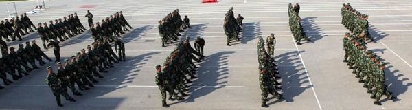 新兵们在进行队列训练。