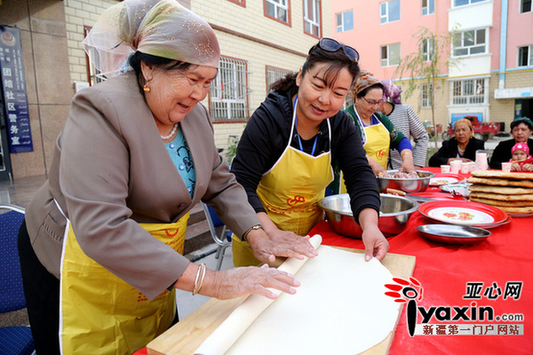 擀饺子皮 亚心网通讯员 何阳/摄