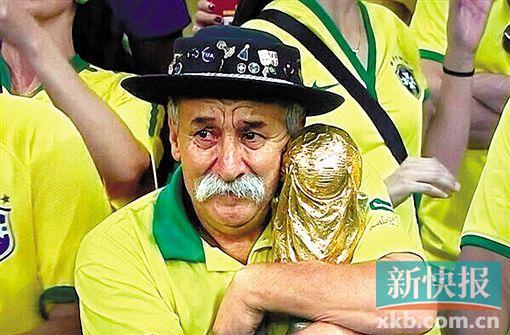 ■在巴西1∶7输给德国的比赛中,老爷爷难过的表情令全世界动容。