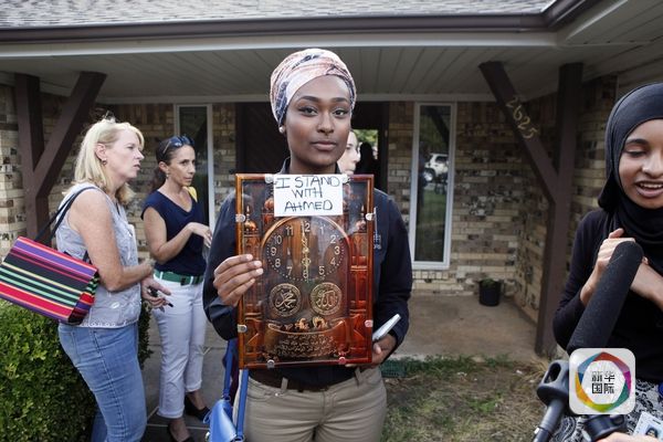 9月16日,支持艾哈迈德·穆罕默德的学生。(图片来源:新华/法新)