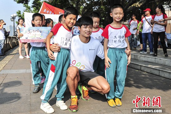 亚洲百米飞人苏炳添广州助力为爱行走