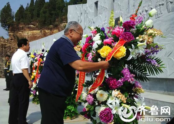 罗荣桓之子罗东进出席纪念馆落成仪式并向烈士敬献鲜花。（齐鲁网记者 张伟 摄）