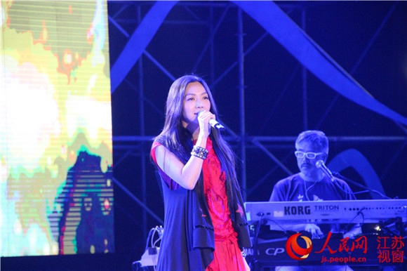 “文艺女王”万芳现场助阵