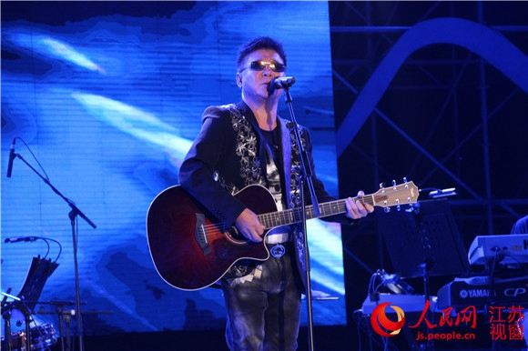 姜育恒在演唱会现场高歌