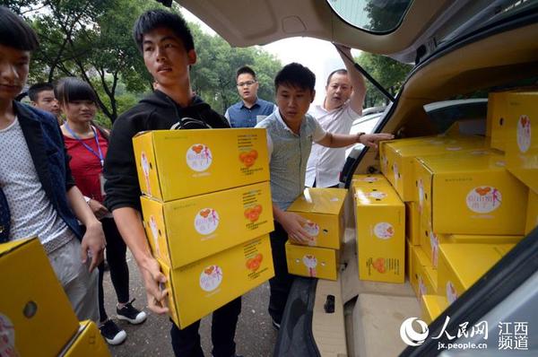 甜蜜的节日礼物 寻乌爱心企业送蜜桔进南昌福