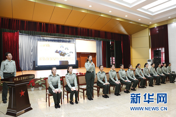 三军仪仗队首批退伍女兵就业招聘会现场。邓攀摄