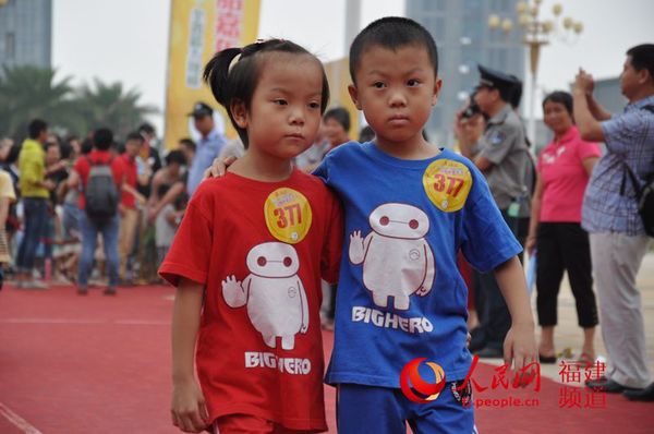 “龙凤”小兄妹勾着肩感情好 陈遥摄