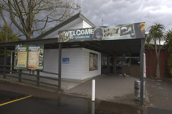 饲养员被老虎咬死后,哈密尔顿市动物园关闭。(网页截图)