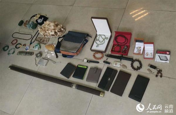 已追回的涉案财物，有张大千、钱维城等画作，以及玉石和文物。（警方供图）