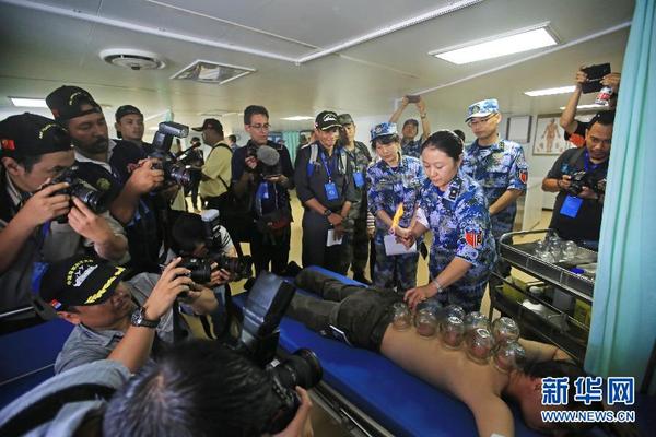 9月21日,在马来西亚巴生港,中国海军和平方舟医院船中医沈红星为一名马来西亚记者进行拔火罐体验式治疗。