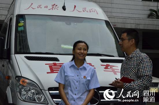 王雪梅法官在接受人民网记者采访。（王凤运 摄）