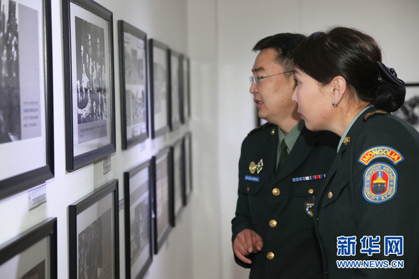 ２１日，蒙古国军方官员在观看纪念中国人民抗日战争胜利７０周年图片展中的图片。新华社记者郑闯 摄