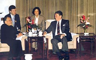 邓小平同里根总统举行会谈。（人民日报全媒体平台资料照片）