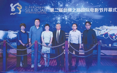 22日晚，福州本土原创动画制作公司“神画时代”亮相电影节红毯仪式，他们将携原创动画电影《猿创世界》征战本届电影节。　　　　　　　　　　　　　　　　　　　　　　　本报记者　林双伟　摄