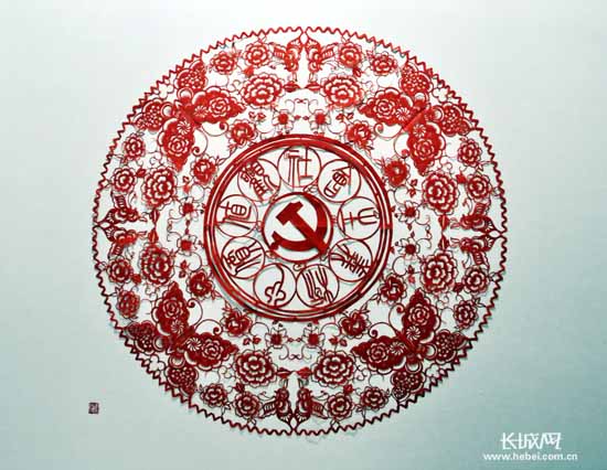 秦皇岛教师创作剪纸作品 弘扬社会主义核心价