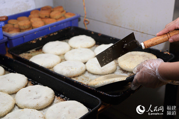 因为饼身比较厚，中途需要把礼饼翻面，以防内馅不熟