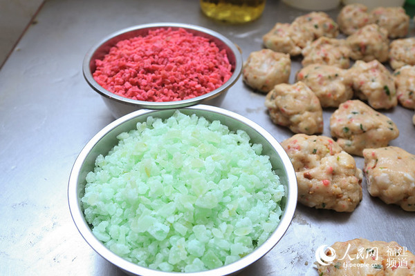 除了肉馅,传统老福州的做法还需要加入冬瓜糖和红蛇果拌匀 邹家骅摄jpg