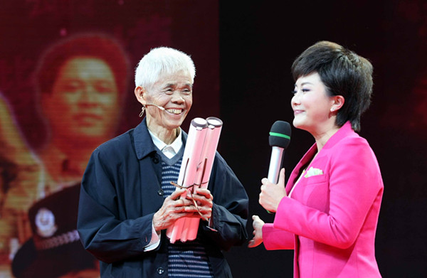 云南永仁教师梁达松(左)