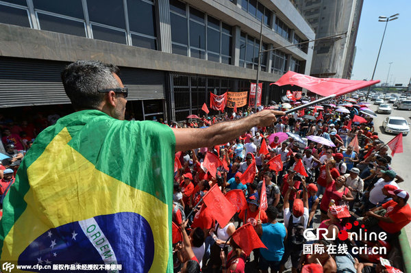 巴西工人抗议经济政策 人潮拥挤占领财政部(