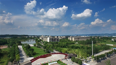 蓝天白云下的重庆交通大学双福校区，教育大城气势恢宏。