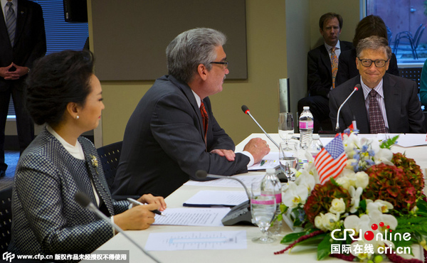 　　当地时间2015年9月23日，美国西雅图，中国国家主席习近平夫人彭丽媛参观弗莱德·哈金森癌症研究中心，比尔盖茨夫妇全程陪同。图片来源：CFP