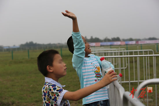 孩子们正在给飞机“打招呼”