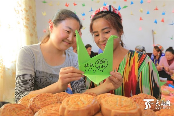 9月22日，在新疆博湖县才坎诺尔乡哈尔尼敦诺尔村，各族群众欢聚一堂同叠365只千纸鹤，“纸鹤传心”祝福伟大祖国繁荣昌盛，各族人民幸福安康。