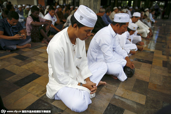 当地时间2015年9月24日，泰国曼谷，穆斯林祈祷庆祝宰牲节。图片来源：CFP