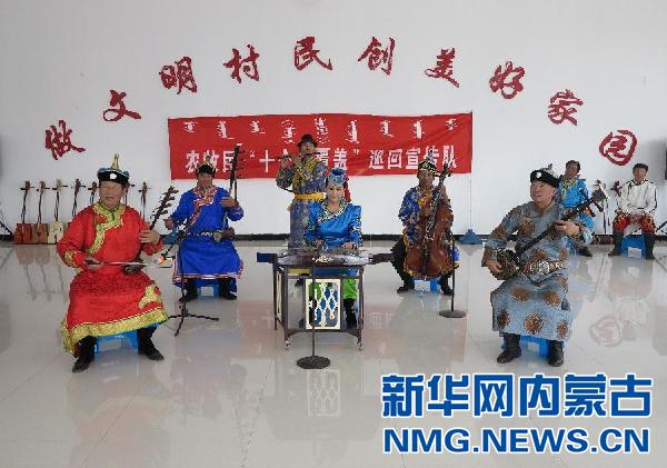 通辽市科尔沁左翼中旗敖包苏木扎如德仓嘎查村民在村文化活动室内唱地方戏曲(9月17日摄)。 新华社记者 邵琨 摄