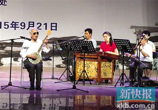 ■刘志光在演唱(卢毅刚/摄)