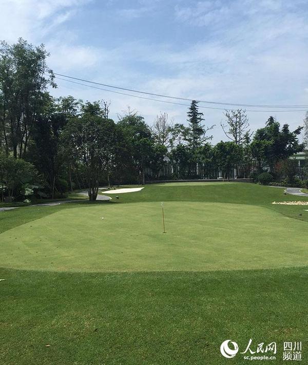 图为“超豪华办公室”为员工配备的高尔夫球场。王波 摄