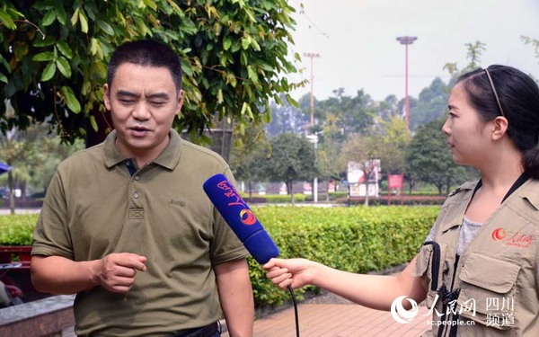 眉山市住建局局长肖巍接受人民网记者采访。（刘浏 摄）