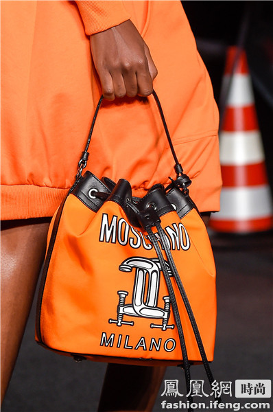 Moschino最新系列可以买到啦 清洁剂手机壳售