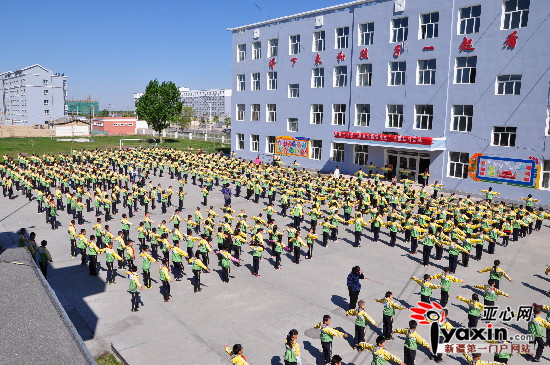 2011年，县二小在崭新的教学楼前整齐地做着课间操