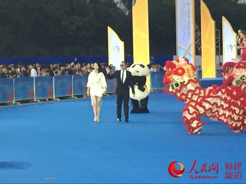 吴京颜丹晨走上红毯