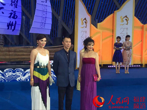 演员郑昊携女星走上红毯