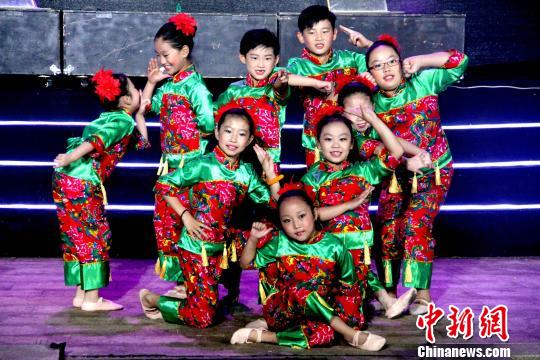 权泰庆演唱韩国传统音乐。 张道正 摄 中新网天津9月26日电 (记者 张道正 刘家宇)9月26日晚间,中韩歌舞在天津光合谷旅游度假区劲爆上演,拉开首届商贸文化节暨2015啤酒音乐节的大幕。 当晚的开幕式表演中,命名为韩国日的中韩友好表演格外引人注目。来自韩国、俄罗斯的相关使馆和商会工作人员亦出席助阵。 韩国组合K-POP表演创意舞揭开了本届开幕活动的文艺表演的面纱,激情活泼的音乐、创意编排的舞蹈将人们带往啤酒美食的乐趣;来自韩国的权泰庆教授深情演绎的歌曲《大长今》、《茉莉花》唯美动听,将表演推向一波又