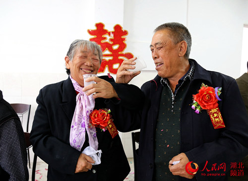 新塘乡社会福利院花甲老人王国柱和谭东芝同饮交杯茶，喜结良缘。