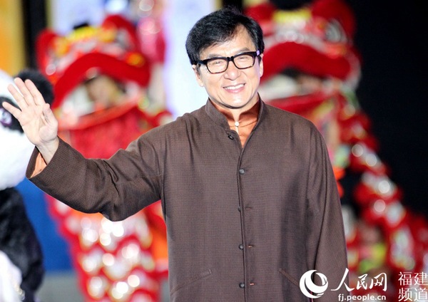 成龙作为第二届丝路电影节形象大使亮相电影节闭幕式。李挺摄