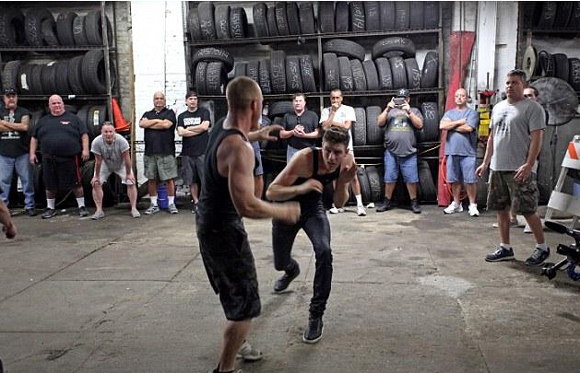 揭秘美国黑市拳 不带任何护具 配备正规裁判